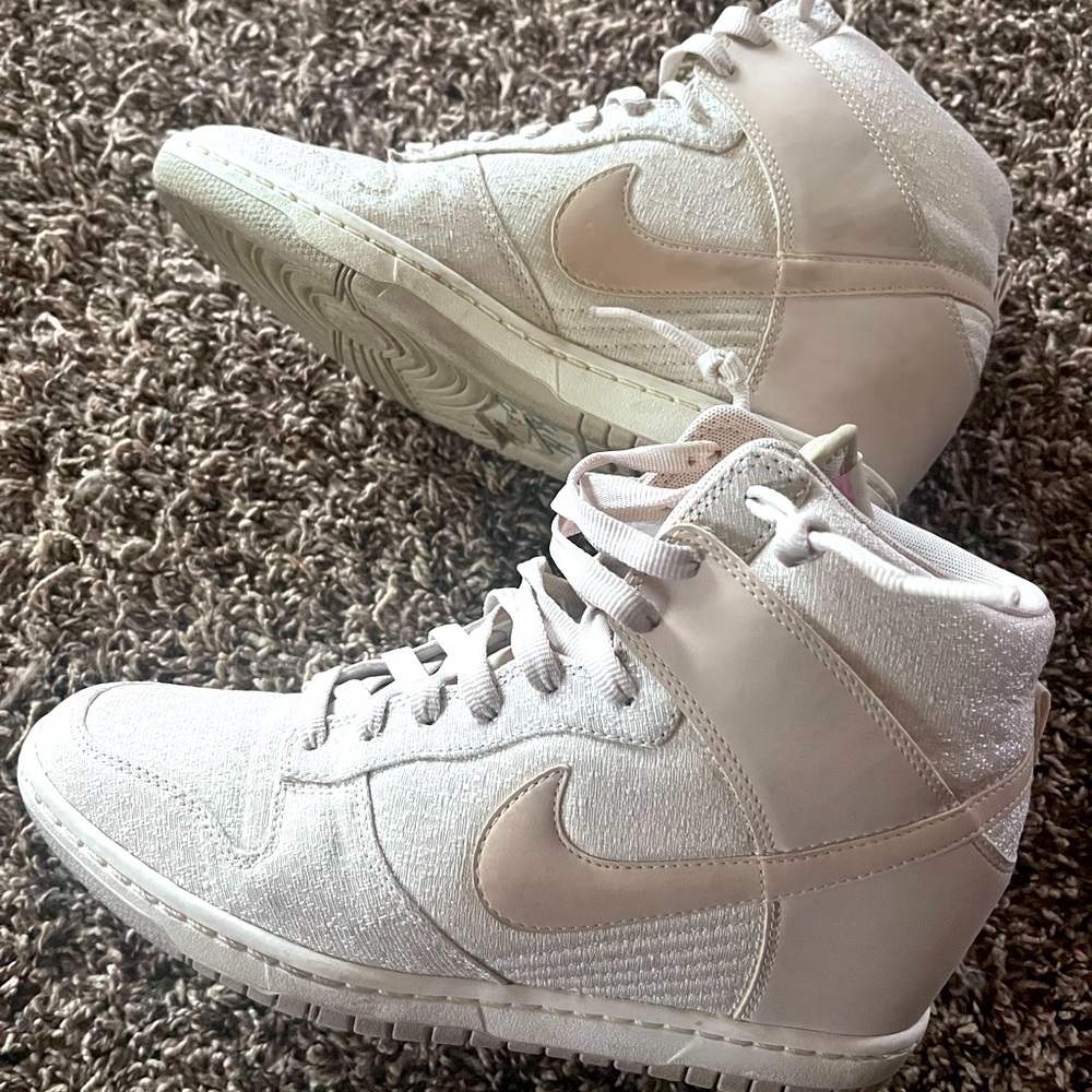 Nike women’s platform shoes size 9 white textured with pink Nike swish